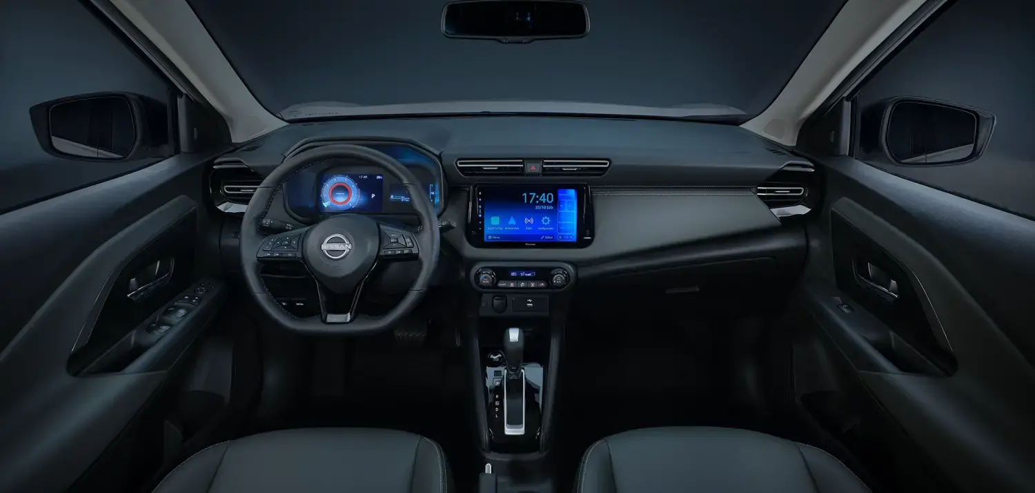 Close-up do seletor de marchas e da área do console central do Nissan KAIT. Destaque para o design moderno do câmbio.