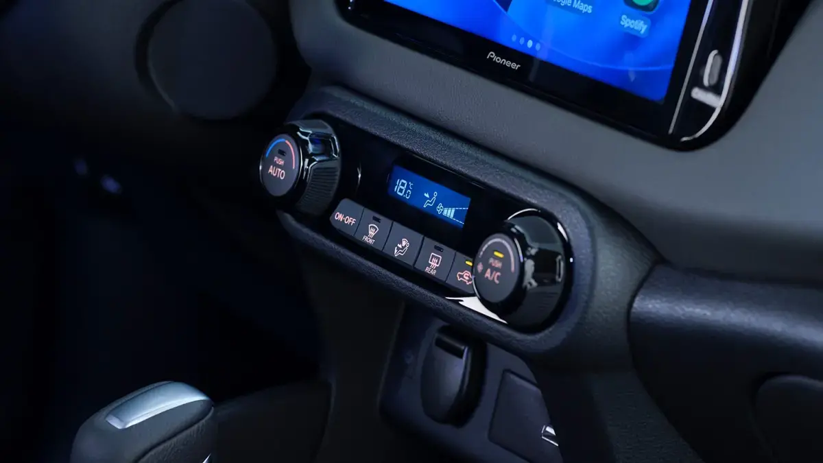 Detalhe do ar-condicionado digital do Nissan KAIT. Controles intuitivos e acabamento premium no console central.