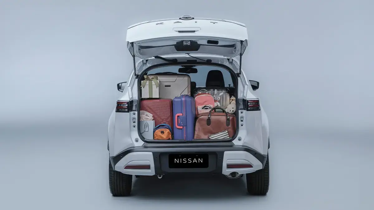 Porta-malas do Nissan KAIT aberto, mostrando a grande capacidade de carga e espaço de armazenamento.