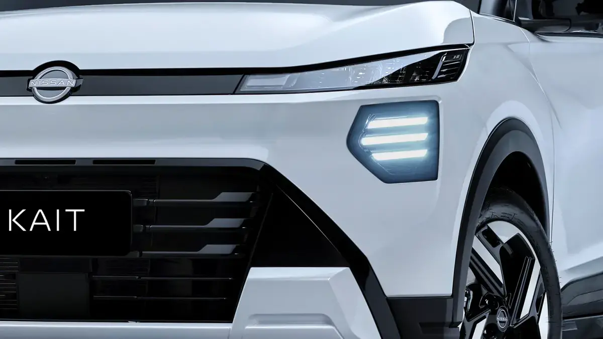 Detalhe dos faróis dianteiros e luzes DRL em LED do Nissan KAIT. Design angular e tecnológico.