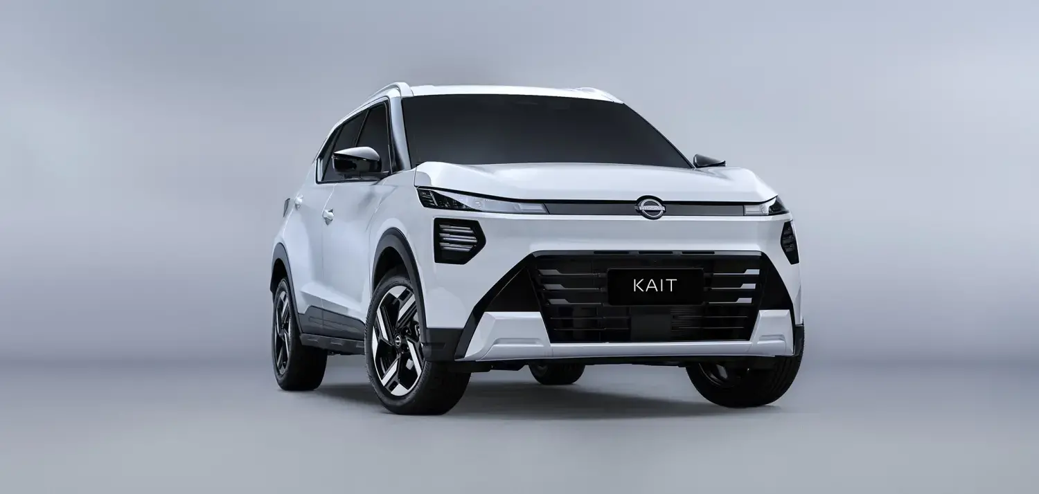 Vista frontal de perto do Nissan KAIT branco. Destaque para o design moderno do capô e o formato dos faróis.
