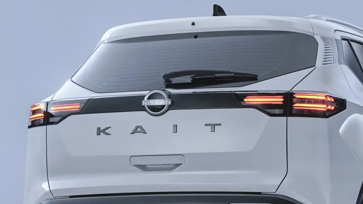 Detalhe das lanternas traseiras em LED do Nissan KAIT. Design moderno com linha horizontal conectada.