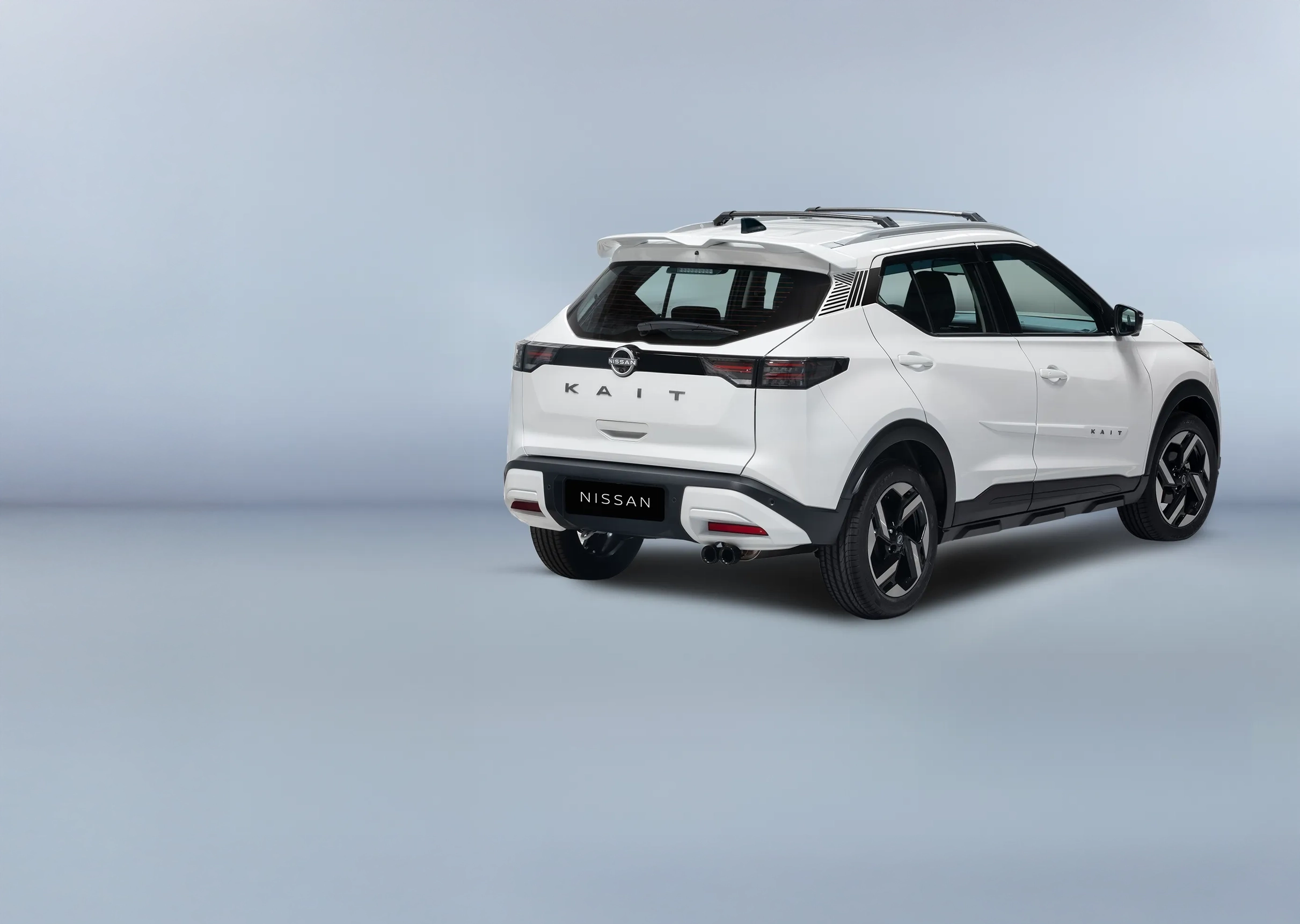 Visão aérea da traseira de um SUV Nissan KAIT branco, estacionado em frente a uma casa moderna. O emblema "KAIT" é visível na tampa do porta-malas.