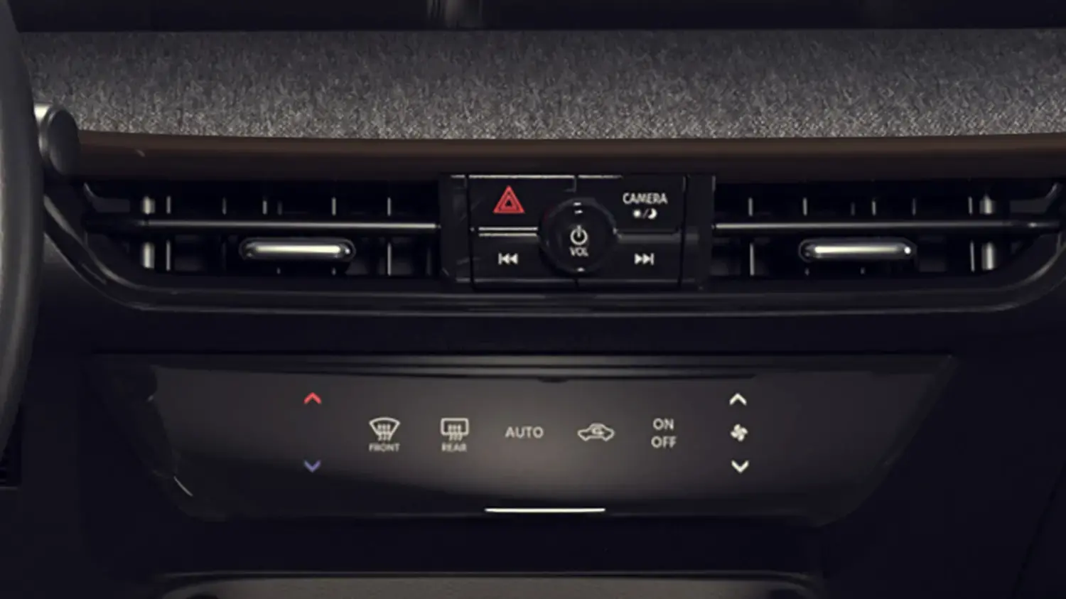 Close-up dos controles digitais de climatização de um Nissan Kicks. Várias saídas de ar horizontais estão acima de uma fileira de botões sensíveis ao toque para funções como desembaçador e modo automático, e um botão giratório central.