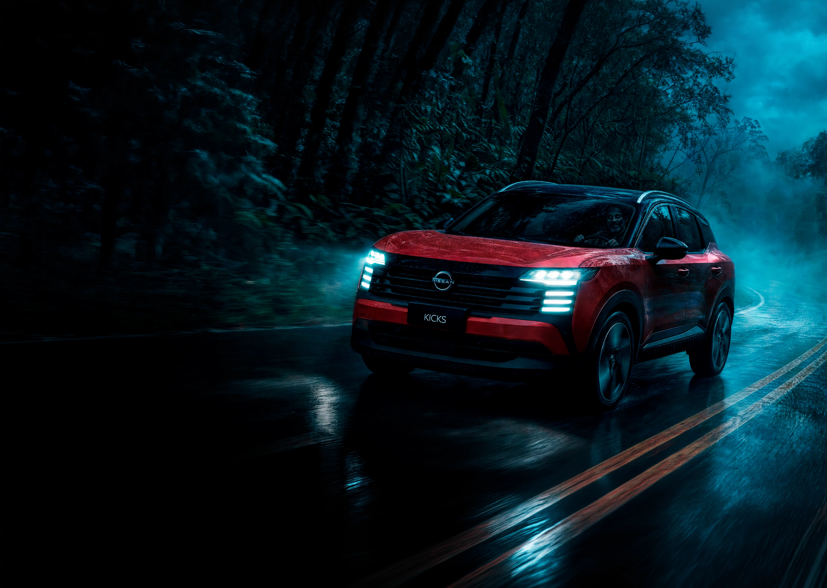 Um Nissan Kicks vermelho dirige em alta velocidade em uma estrada vazia ao pôr do sol, com faíscas voando de suas rodas e o horizonte da cidade visível ao fundo.