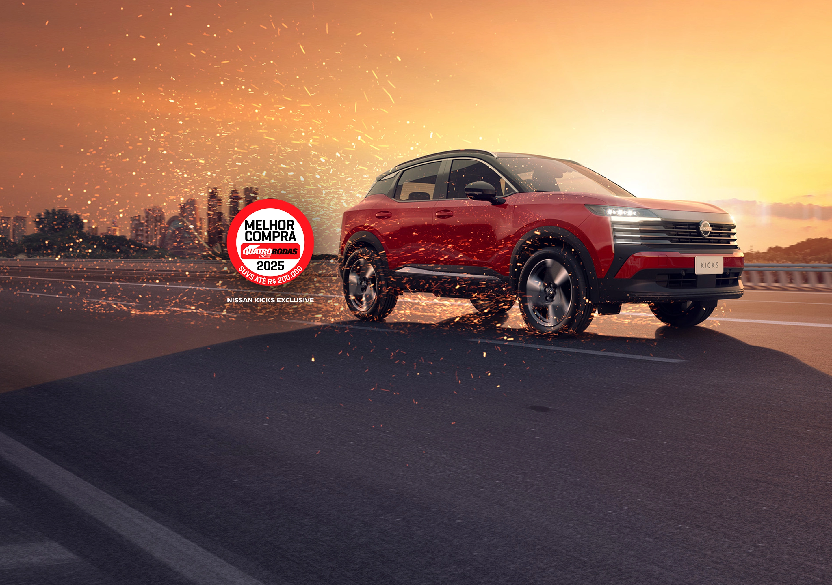 Um Nissan Kicks vermelho dirige em alta velocidade em uma estrada vazia ao pôr do sol, com faíscas voando de suas rodas e o horizonte da cidade visível ao fundo.