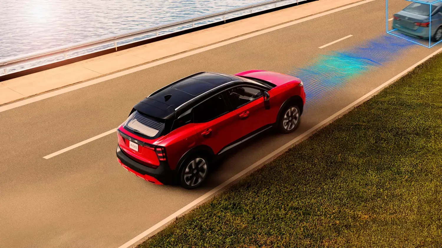 Vista superior de um Nissan Kicks vermelho em uma estrada perto da água, visualizando a atuação do sistema de freio de emergência automático. Ondas azuis e um contorno em volta de um veículo à frente indicam a detecção de um obstáculo.