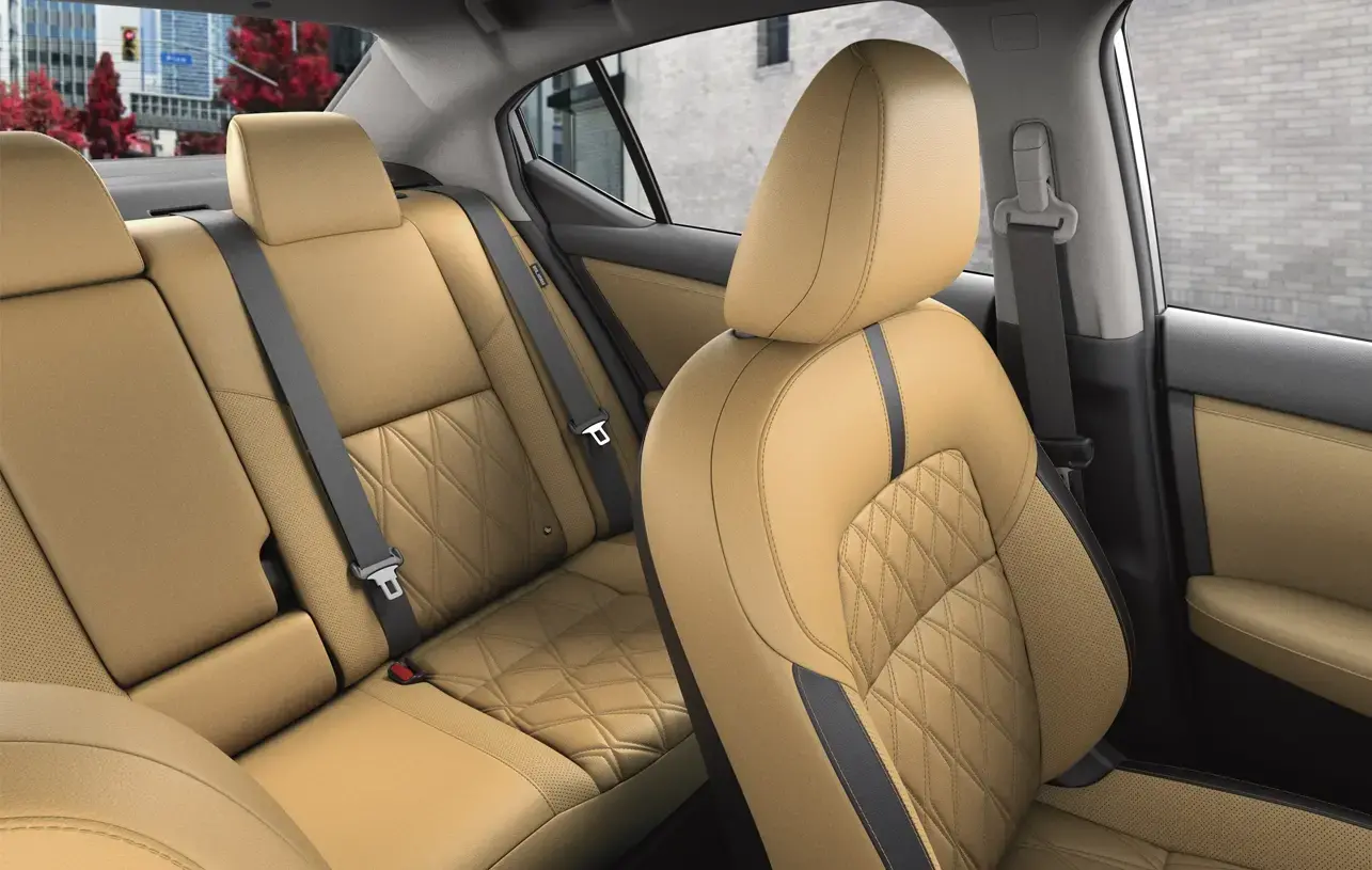 Interior de um carro Nissan, destacando o painel de controle digital e o motorista ao volante, proporcionando uma experiência de condução moderna e tecnológica.