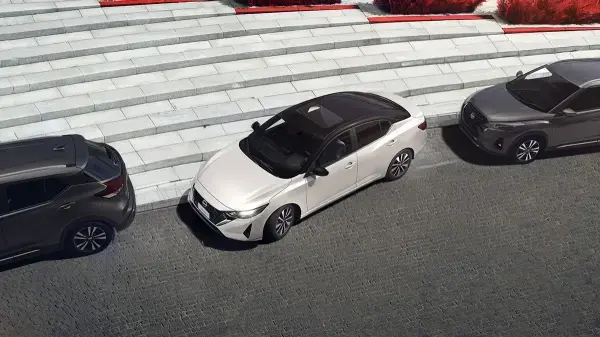 Interior moderno de carro com design sofisticado, mostrando uma motorista em um ambiente urbano. O carro apresenta detalhes em couro bege e uma garota ajustando o teto solar.