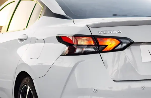 Detalhe da traseira de Nissan Versa, destacando sua traseira elegante e moderna, ideal para quem busca conforto e eficiência na condução.