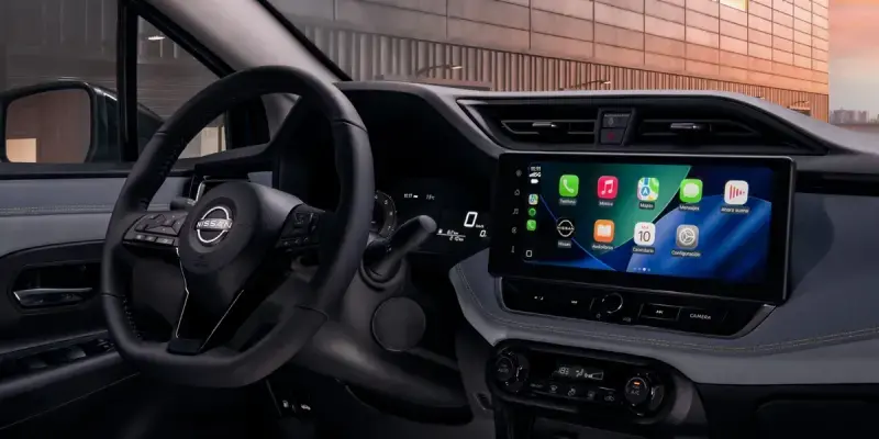 Interior Nuevo Nissan Versa 2027: monitor táctil de 9 pulgadas. Comparación Nissan Versa 2025 vs. 2027
