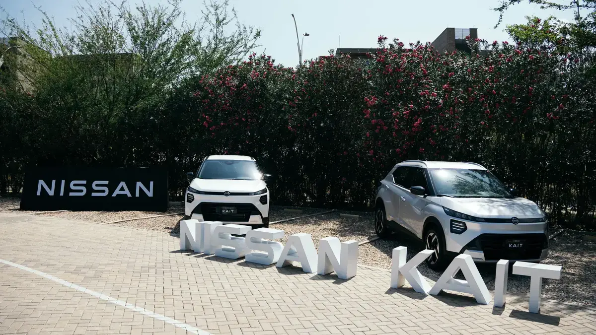 NuevasSUV Nissan Kait blancas en activación de lanzamiento de la marca