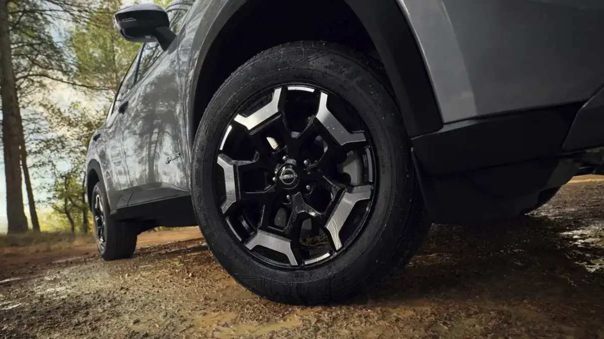 Detalle de rueda con tracción e-4ORCE en terreno mojado Nissa006E