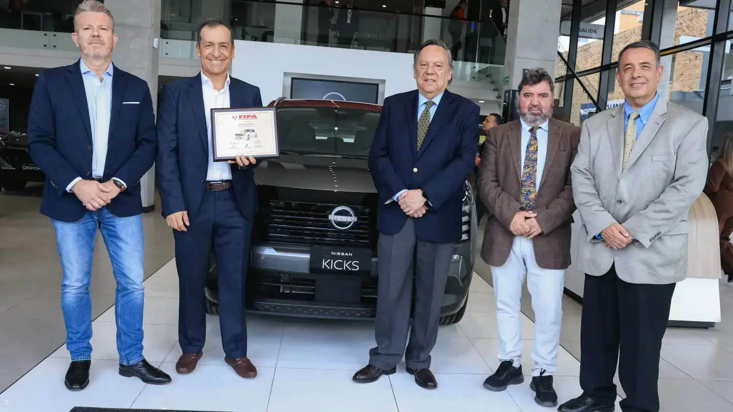 Representantes de Nissan y la FIPA durante la entrega del premio SUV del Año al Nissan Kicks en Colombia.