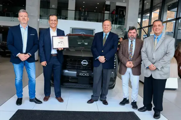 Representantes de Nissan y la FIPA durante la entrega del premio SUV del Año al Nissan Kicks en Colombia.
