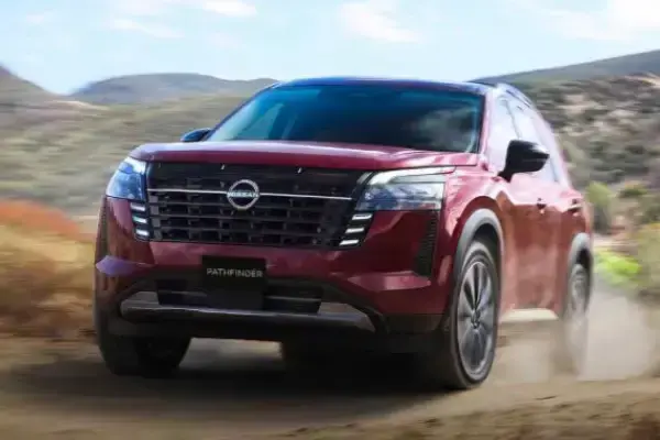 Nissan Pathfinder SUV en camino todoterreno