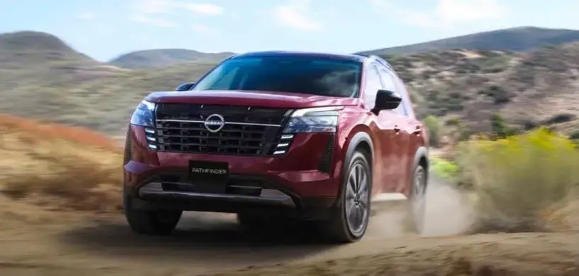Nissan Pathfinder SUV en camino todoterreno