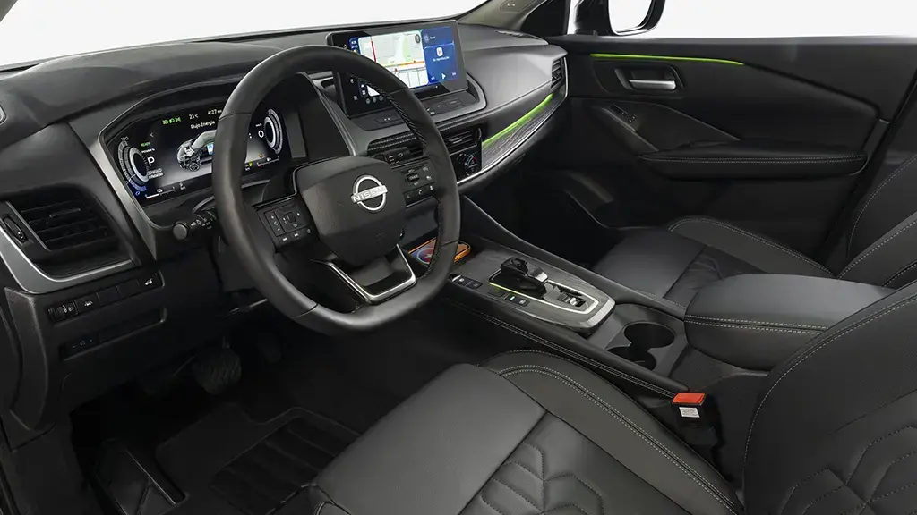 Diseño interior de carro Nissan Qashqai e-POWER con tablero digital, pantalla multimedia y acabados premium.