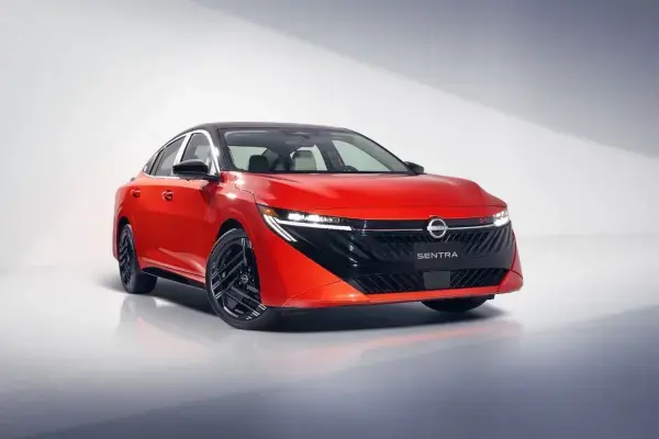 Nuevo Nissan Sentra 2026 en color rojo presentado en Colombia.