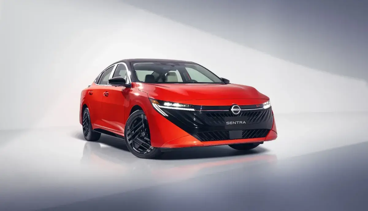 Nuevo Nissan Sentra 2026 en color rojo presentado en Colombia.