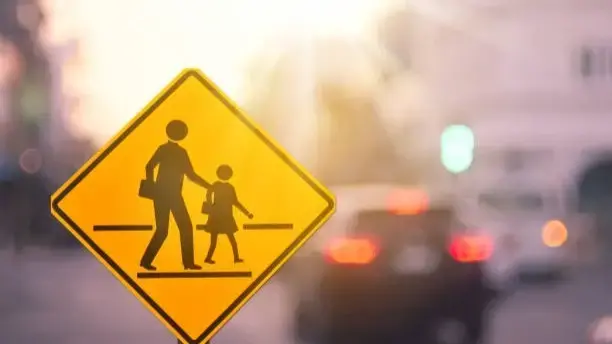 Señal de paso peatonal en una vía urbana como símbolo de la seguridad vial en Colombia