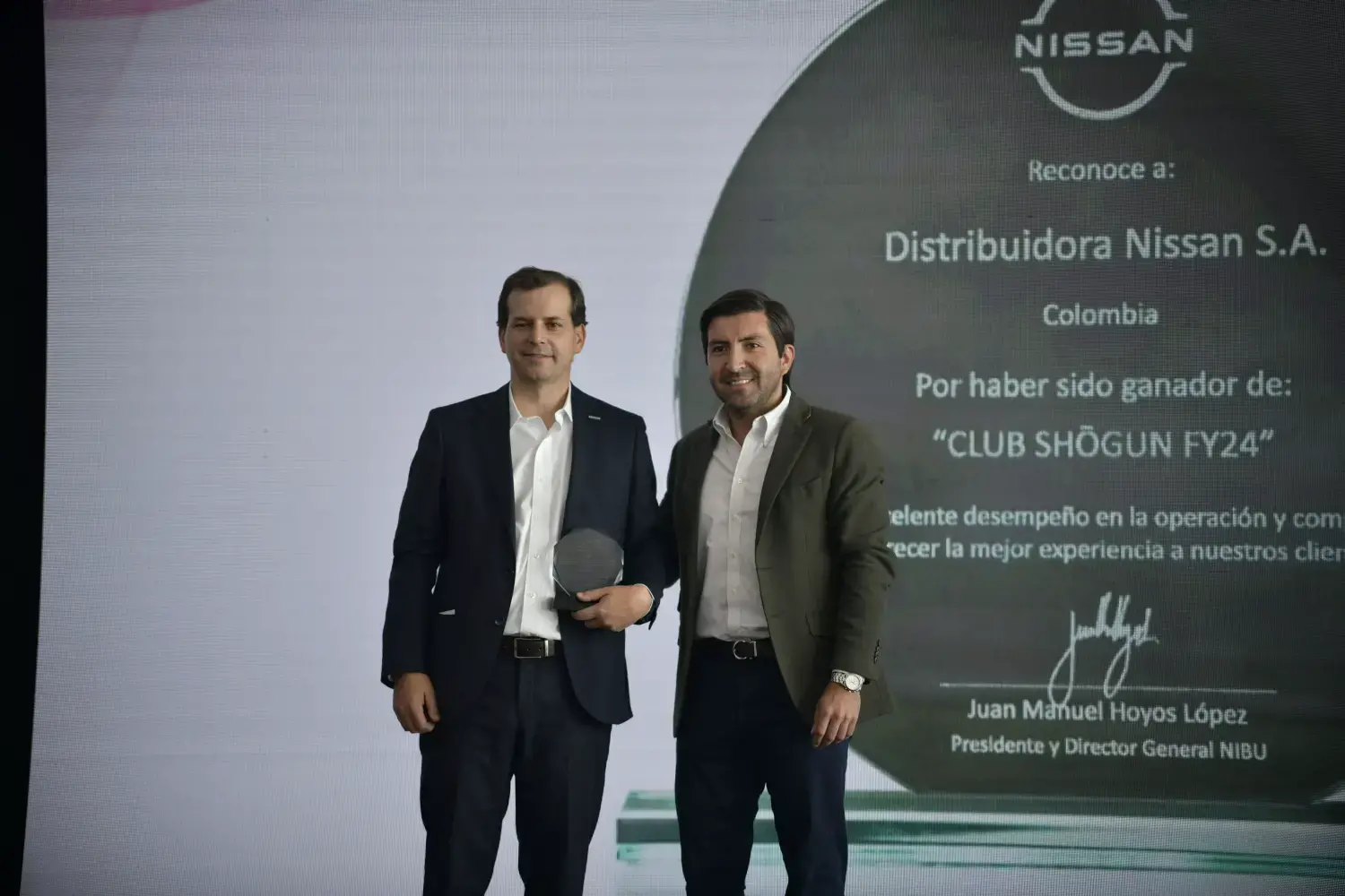 Dinissan Colombia celebrando el reconocimiento Club Shogun