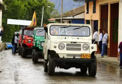 Nissan Frontier cruzando la zona cafetera de Colombia