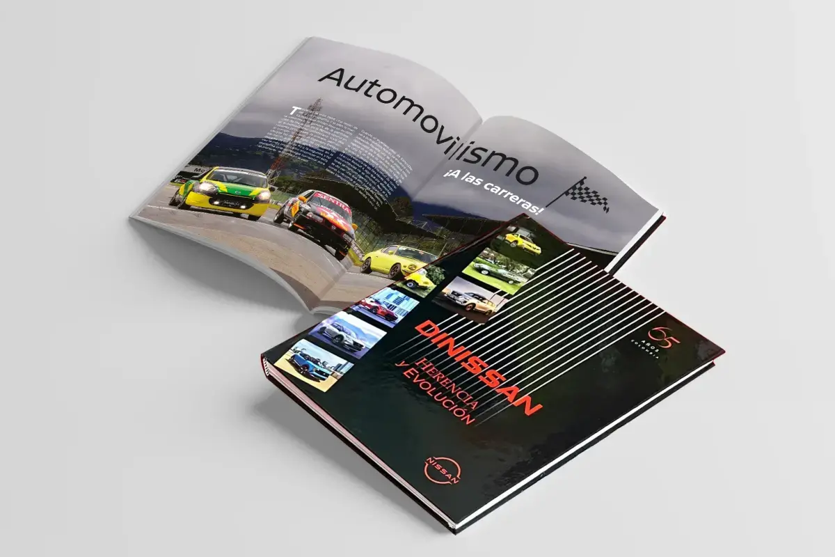 libro de los 65 años de Nissan en el Salón del Automóvil 2025