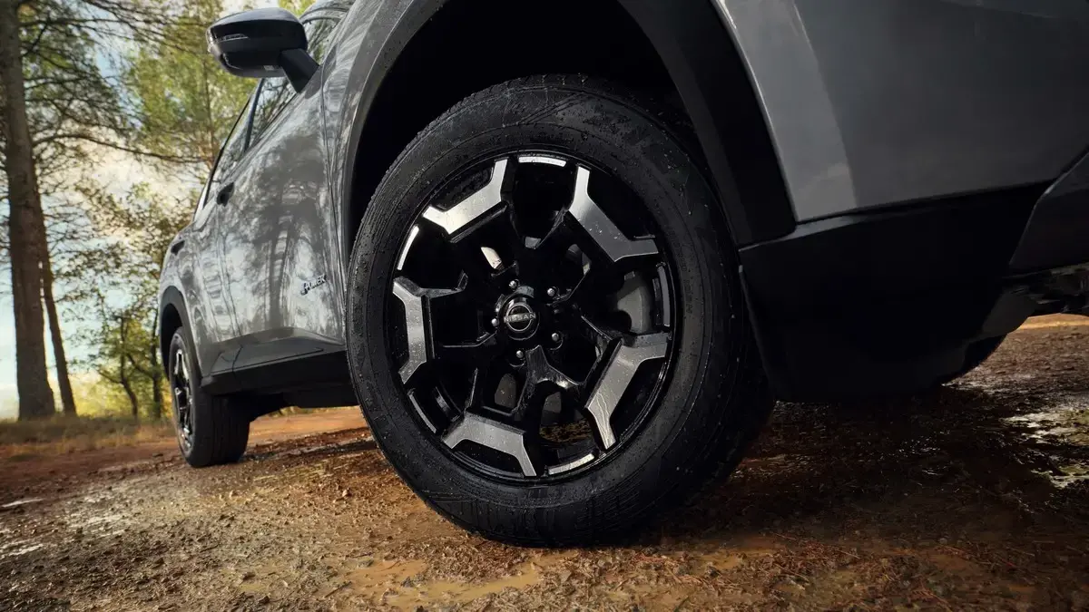 Detalle del rin negro de la SUV Nissan X-Trail Adventure