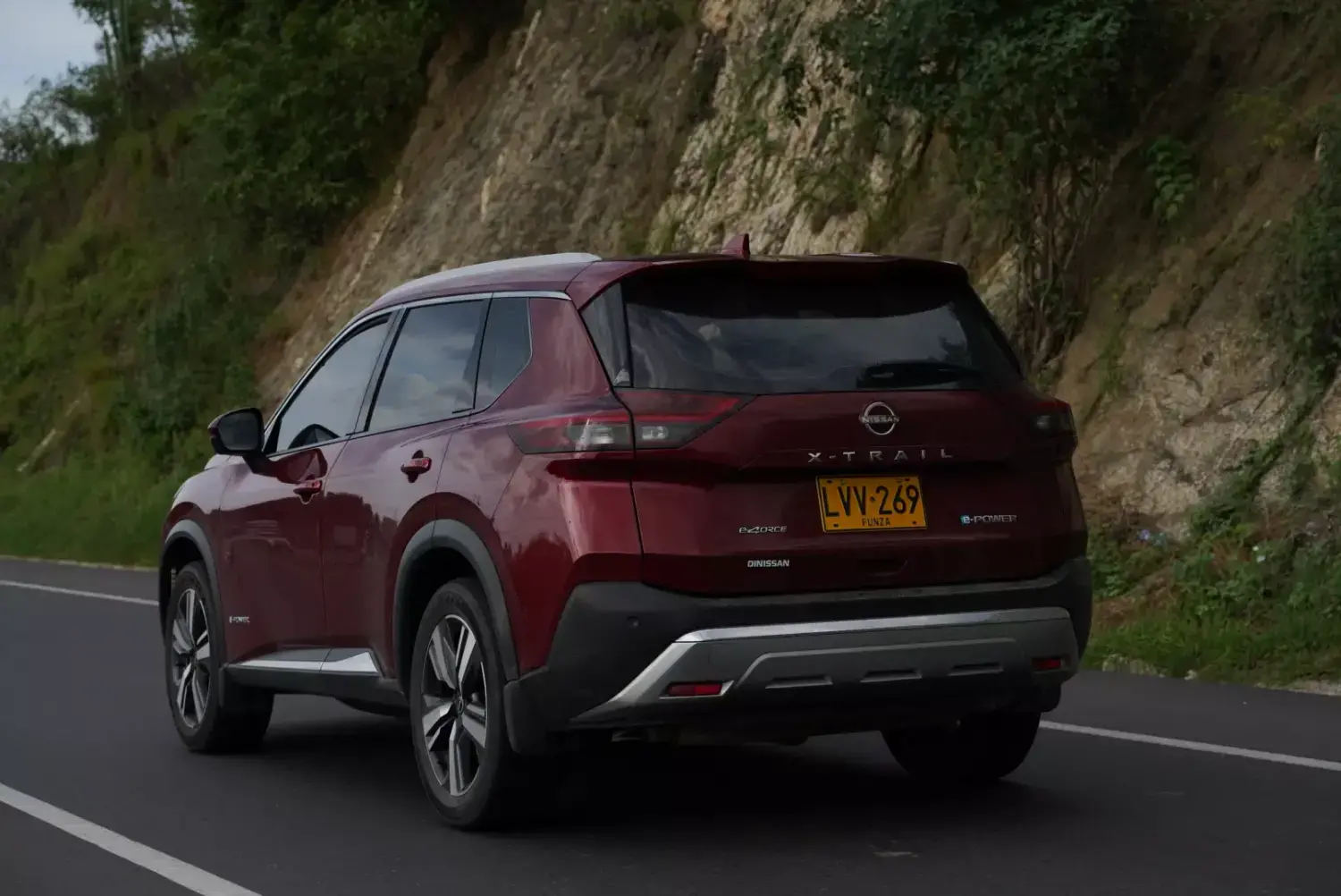 SUV Nissan X-Trail e-POWER híbrida avanzando por carretera colombiana