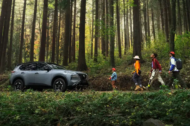 Movilidad sostenible en viaje con camioneta SUV Nissan