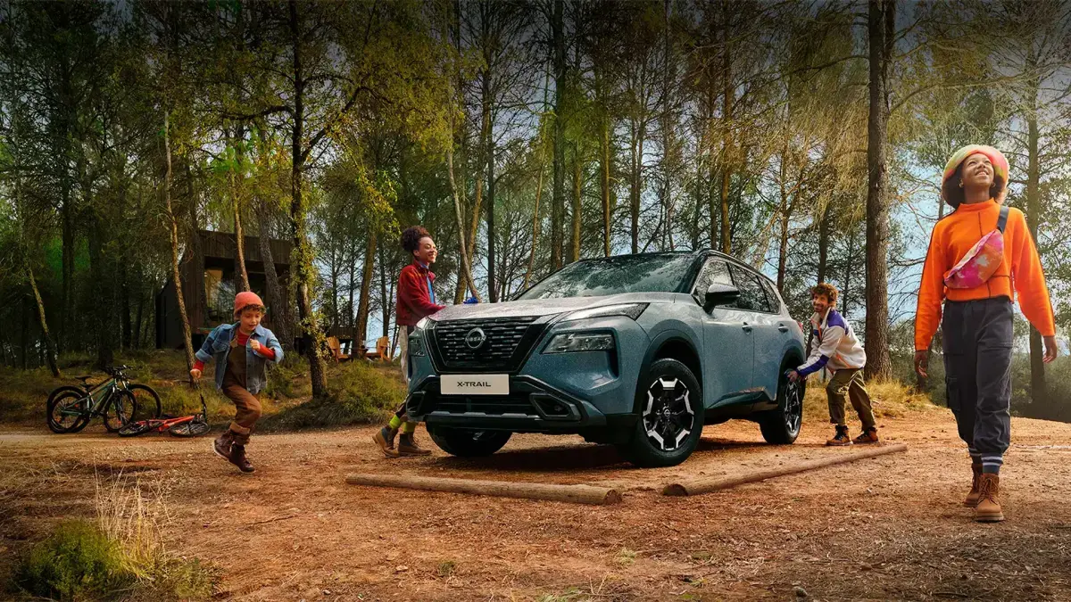 Camioneta SUV en bosque con conducción eficiente y menor impacto ambiental