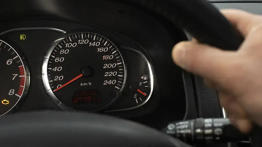 Indicadores del tablero de un carro utilizados para monitorear el estado del carro.
