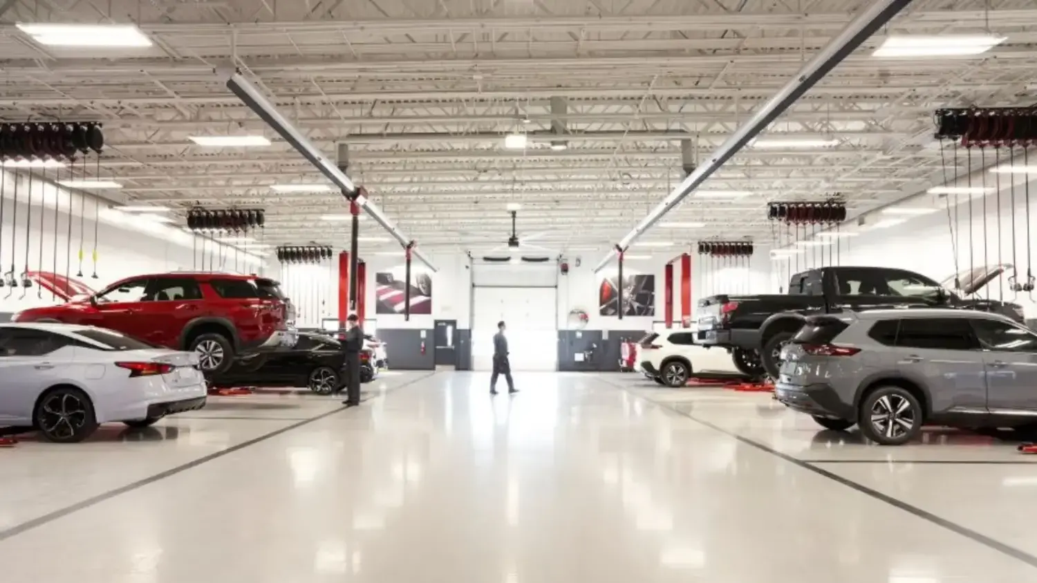 Técnico revisa con un equipo de diagnóstico electrónico una SUV Nissan e-POWER en un taller de posventa