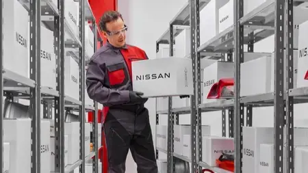 Inventario de repuestos originales Nissan en área de postventa.