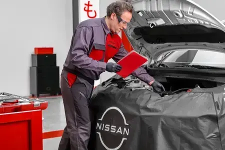 Técnico Nissan haciendo diagnóstico y mantenimiento