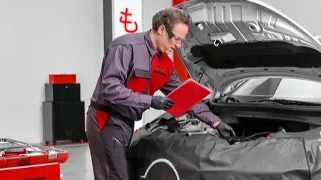 Técnico Nissan haciendo diagnóstico y mantenimiento