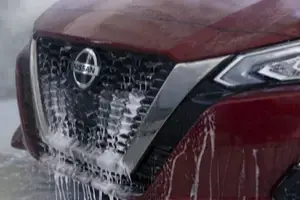 Nissan con técnicas correctas para proteger la pintura y conservar su valor.