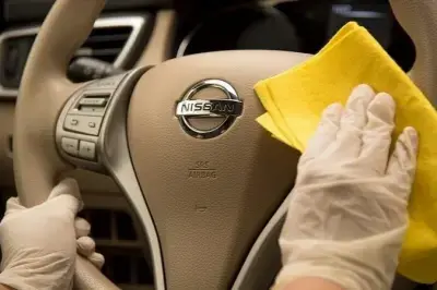 Nissan con técnicas correctas para proteger la pintura y conservar su valor.
