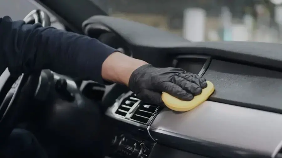 Nissan con técnicas correctas para proteger la pintura y conservar su valor.