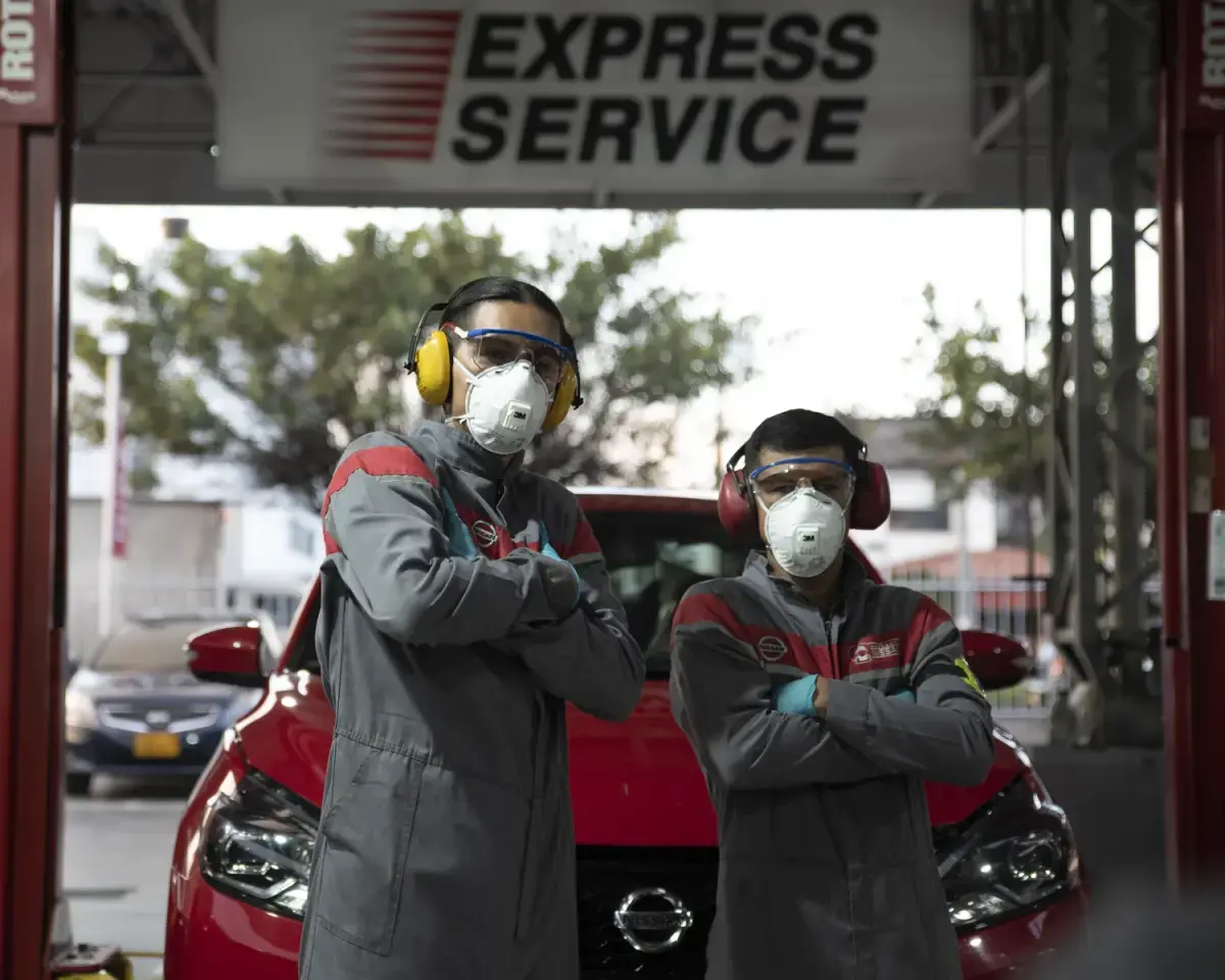 Vista trasera de Nissan SENTRA color plata en rampa de servicio en Nissan Express Service.