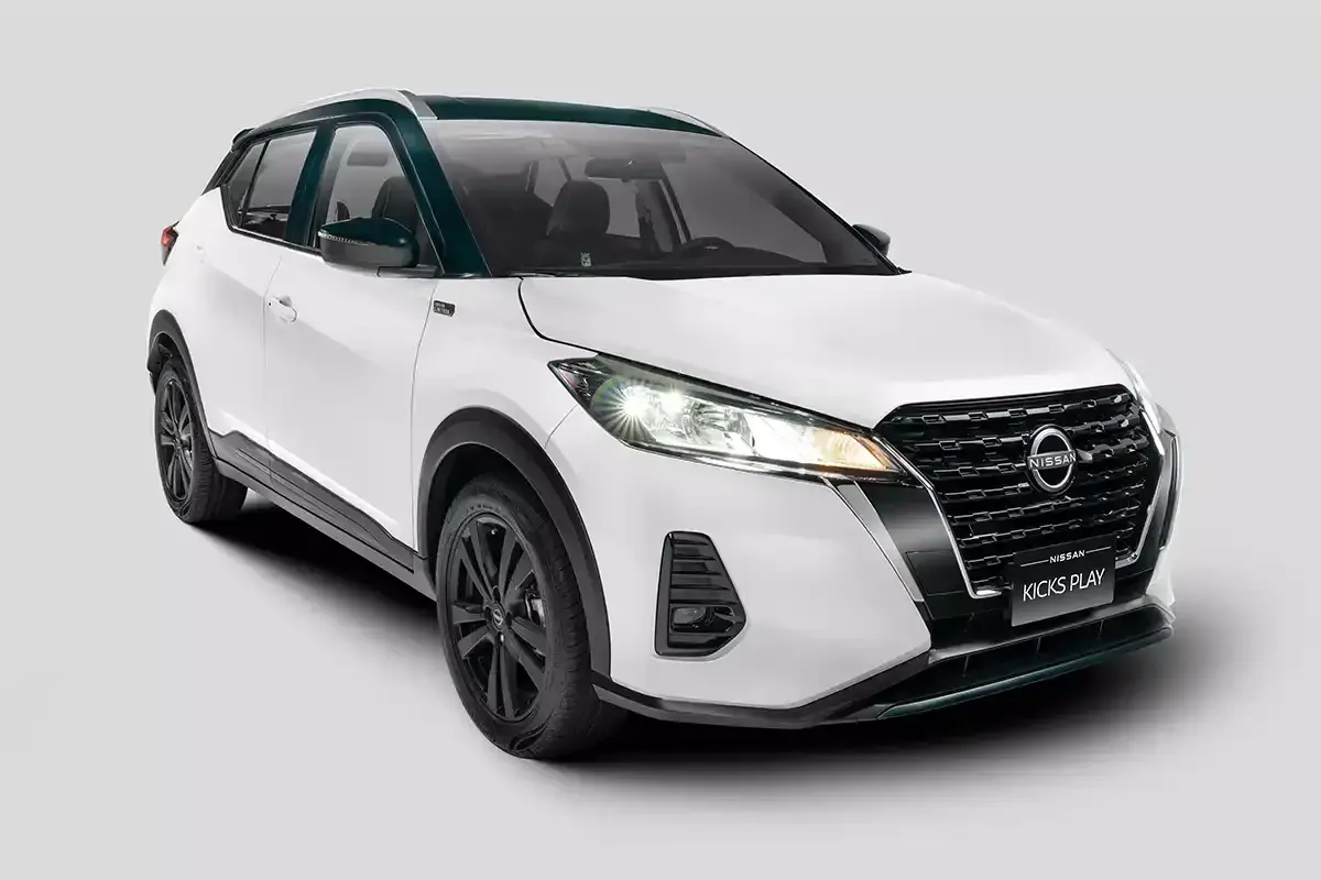 Hinchas Verdolagas celebrando junto al exclusivo Nissan Kicks