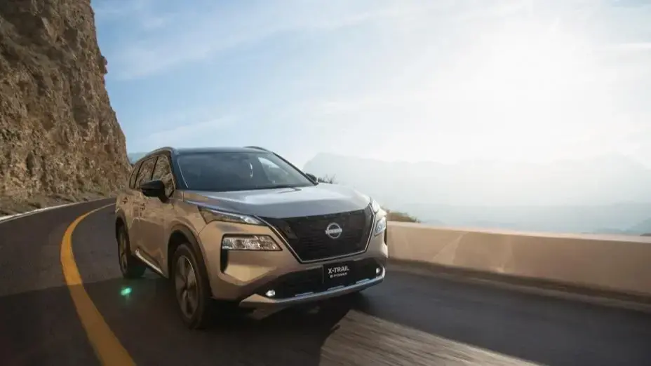 SUV Nissan X-Trail e-POWER viajando por carretera