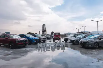 Portafolio carros Nissan exhibido con modelos SUV y sedanes