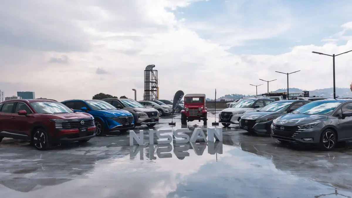 Portafolio carros Nissan exhibido con modelos SUV y sedanes