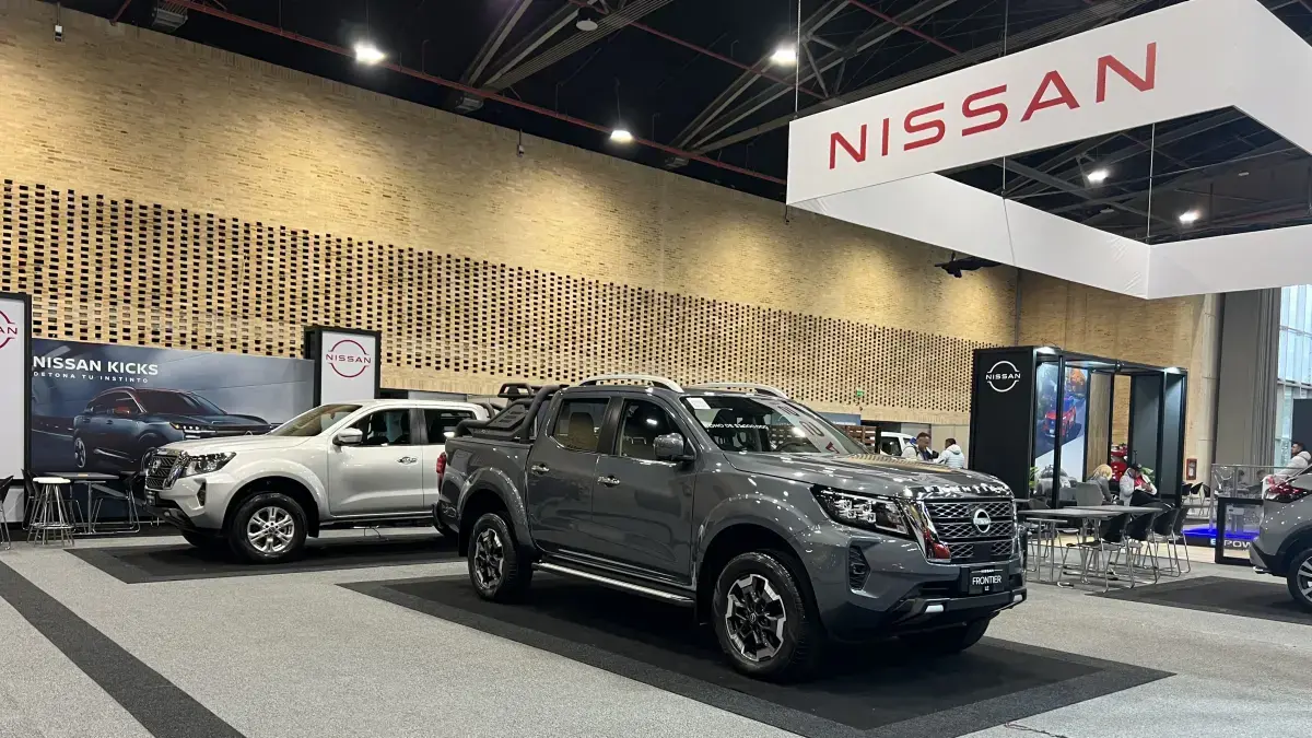 Nissan muestra modelos Frontier y Kicks en el stand del Salón del Automóvil 2025 en Corferias