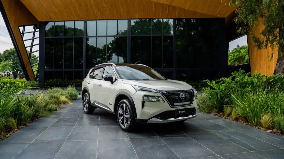 SUV Nissan X-Trail parqueada frente a una fachada