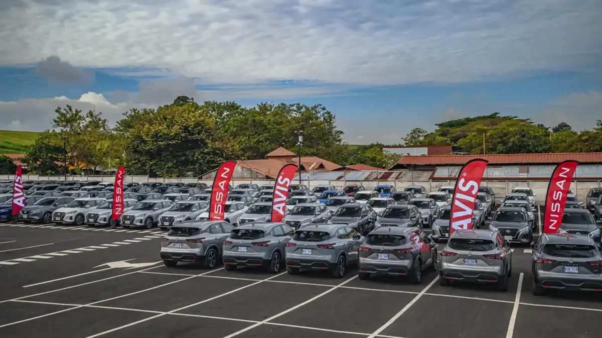 Flotilla automotriz de vehículos Nissan en espacio corporativo