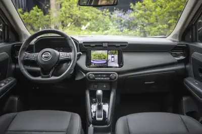 Interior de vehículo con pantalla inteligente y sistema de asistencia para una conducción más segura y cómoda