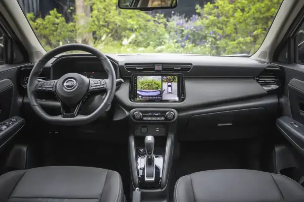 Interior de vehículo con pantalla inteligente y sistema de asistencia para una conducción más segura y cómoda